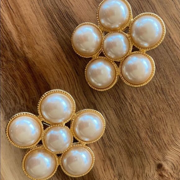 Shoes - 🥿SHOE CLIPS. Gold and Pearl shoe clips.  Like new.  Dress up any standard shoe.